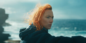 Protagonistin Rona steht vor dem schottischen Meer