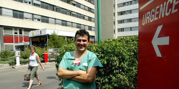 Patrick Pelloux vor einer Notaufnahme Patrick Pelloux vor einer Notaufnahme