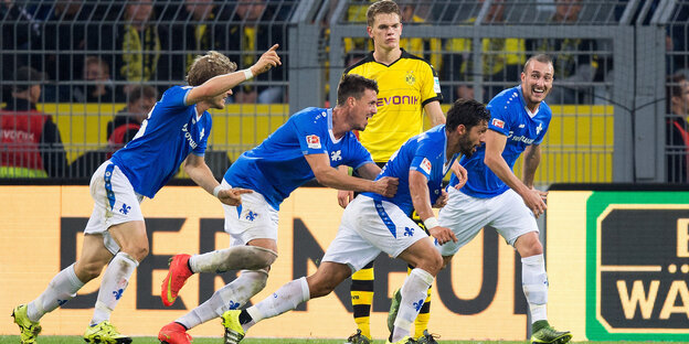 Jubel bei den Spielern aus Darmstadt über das 2:2. Jubel bei den Spielern aus Darmstadt über das 2:2.