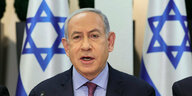 Benjamin Netanjahu vor Israel-Flaggen