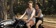 die Protagonisten Hans und Hilde Coppi glücklich auf dem Motorrad