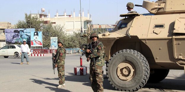 Afghanische Soldaten sichern eine Straße in Kundus. Afghanische Soldaten sichern eine Straße in Kundus.