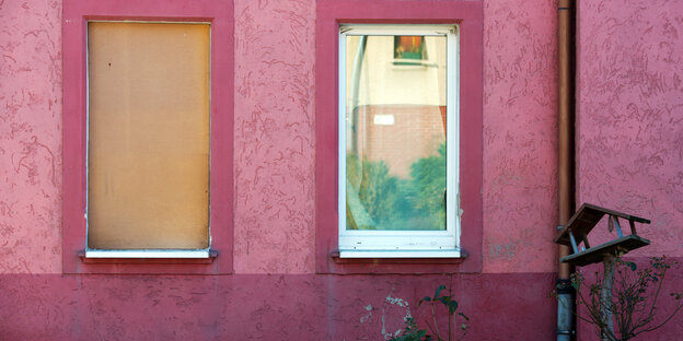 In Freital sind die gesprengten Fenster mit Holzplatten benagelt In Freital sind die gesprengten Fenster mit Holzplatten benagelt
