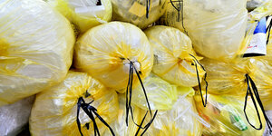 Gesammelter Plastikmüll verpackt in gelbe Säcke.