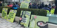 Protest der Landwirte in Biberach vor der Stadthalle: Sie haben Wahlplakate der Grünen mit dem Hinweis "Wahllügen" bearbeitet, die an eine Hecke lehnen