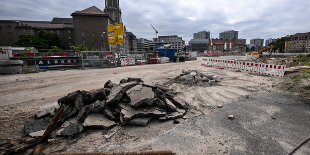 Das Bild zeigt den noch brach liegenden Molkenmarkt, der neu bebaut werden soll.