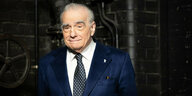 Martin Scorsese, nimmt an einen Photocall teil - er trägt einen blauen Anzug, weißes Hemd und eine blaue Krawatte mit hellen Punkten