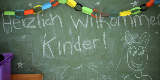 Herzlich Willkommen Kinder steht an eienr Tafel