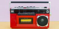 Tragbares rotes Radio mit Kasettenrekorder