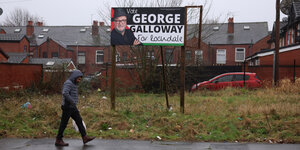 Wahlplakat für George Galloway auf verregneter Straße