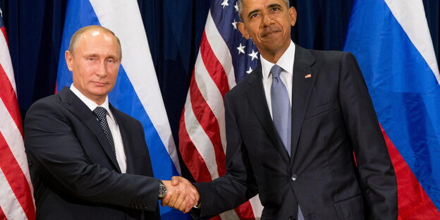 Putin und Obama schütteln sich die Hand vor Flaggen Putin und Obama schütteln sich die Hand vor Flaggen
