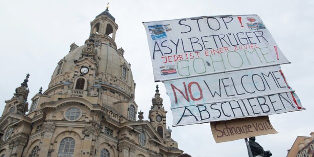 Pegida-Plakate vor der Frauenkirche in Dresden. Pegida-Plakate vor der Frauenkirche in Dresden.