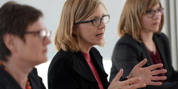 Drei Frauen diskutieren. Drei Frauen diskutieren.