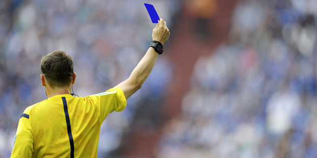 Zeit zu gehen: Schiedsrichter bestraft mit Blauer Karte.
