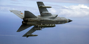 Ein Tornado-Jet mit Taurus-Marschflugkörpern bestückt in der Luft