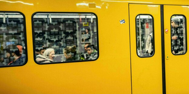 Gelbe U-Bahn fährt vom Bahnsteig ab
