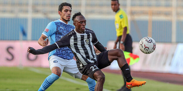 Kwitonda Allain übernimmt den ball beim Spiel gegen Pyramids FC aus Kairo