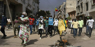 Ein kleiner Demonstrationszug zieht am 9. Februar durch Senegals Haupstadt Dakar.