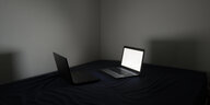 Ein Laptop in einem dunklen Zimmer