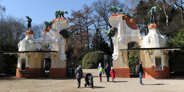 Auf dem Tor zum Tierpark Hagenbeck sind Skulpturen von Tieren, einem "Nubier" und einem "Indianer" (beides in Anführungsstrichen)