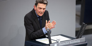 Rolf Mützenich am Redepult des Bundestags