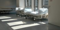 Krankenhausbetten in einem Krankenhausflur