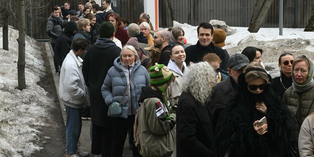 A queue of people in front of a polling station in Moscow.