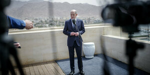 Olaf Scholz bei einem Pressestatement auf der Terrasse des jordanischen Königspalastes