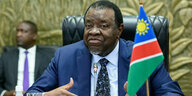 Der Präsident von Namibia, Hage Gottfried geingob, sitzt an einem SChreibtisch und spricht