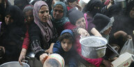 Palästinenser:innen bei der Verteilung von Lebensmitteln