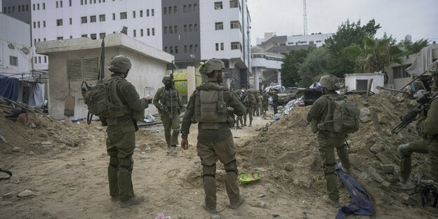 Israelische Soldaten stehen vor dem Schifa-Krankenhaus.