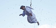 Ein als Engel verkleidetes Mädchen schwebt am 8.4.2012 bei La Bajada del Angel (Der Abstieg des Engels) in Aranda de Duero (Spanien) an einem Seil herab.