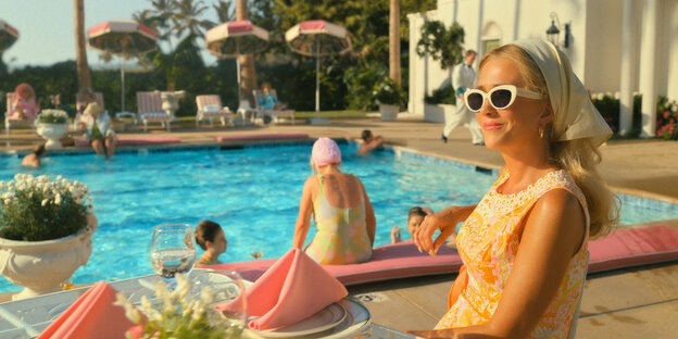 Woman with sunglasses in the pool.