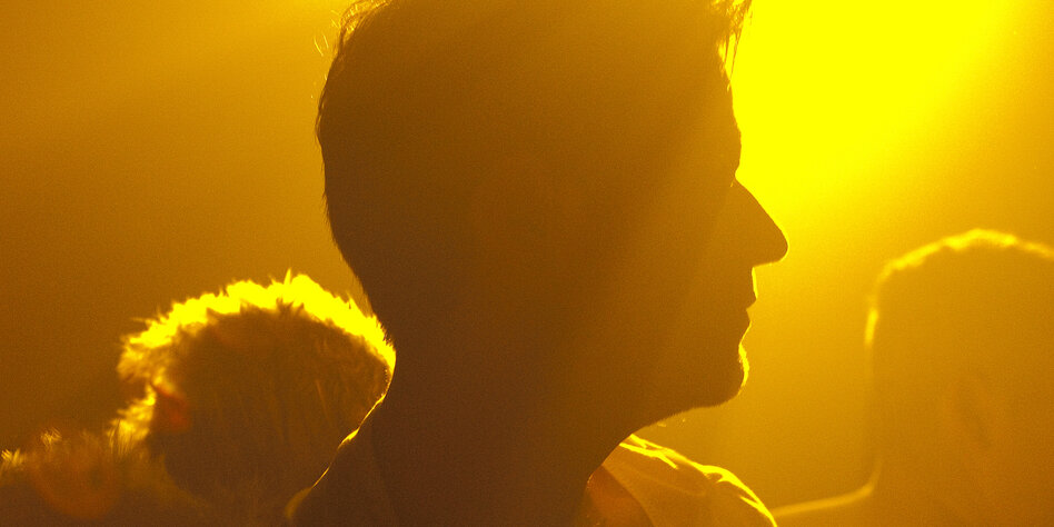 Die Silhouette einer Person in gelbem Licht