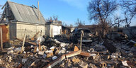 Schutt vor einem zerstörten Haus in der Ukraine