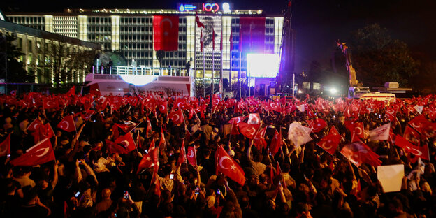Ekrem Imamoglu supporters with Turkish national flags