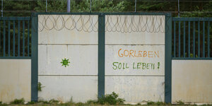 "Gorleben soll leben" steht auf einen Reststück einer Mauer, die damals das gesamte Gelände vom ehemaligen Erkundungsbergwerk umschloss