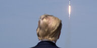 Trump blickt auf einen Raketenstart.