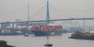 Ein Containerschiff passiert die Köhlbrandbrücke.