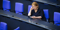 Lisa Paus sitzt alleine im Bundestag , hinter und vor ihr, leere blaue Stühle