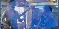 Bandfoto_ Andreas Dzialocha steht links im Bild am Bass, Jules Reidy steht rechts im Bild und spielt Gitarre. Ein trabsparentes blaues Rechteck liegt diagonal über dem Bild.