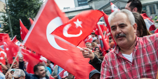 Demonstranten mit türkischen Nationalflaggen Demonstranten mit türkischen Nationalflaggen