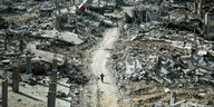 Blick aus der Vogekperspektive auf die total zerstörte Gaza-Stadt.