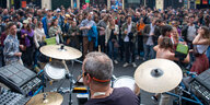 Schlagzeuger bei Myfest Straßenfest in Berlin