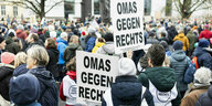 Protestierende stehen mit Schildern mit der Aufschrift «Omas gegen Rechts» inmitten zahlreicher Menschen auf einer Demonstration in Hannover.