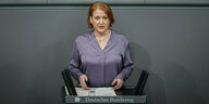Eine Frau spricht bei der Sitzung des Bundestags.