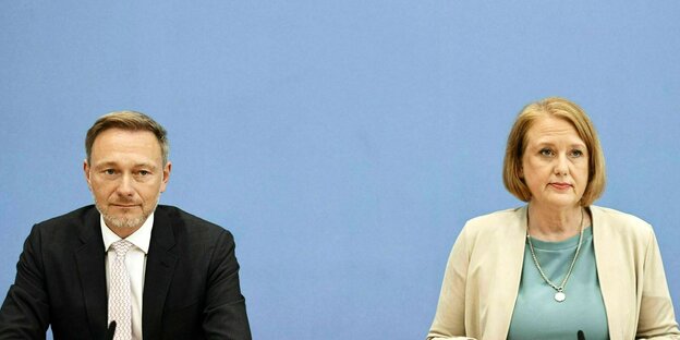 Christian Lindner and Lisa Paus in front of a blue background during a press conference
