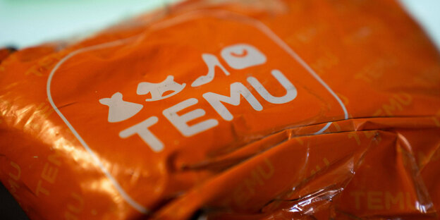 Eine oranges Paket mit temu-Logo