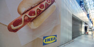 Eine Hotdog-Werbung in einer Ikea-Filiale in St. Petersburg.