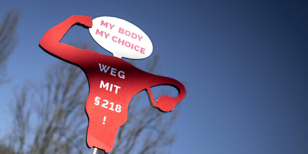Ein roter Uterus mit der Aufschrift: Weg mit dem § 218 ist auf einer Demonstration zu sehen